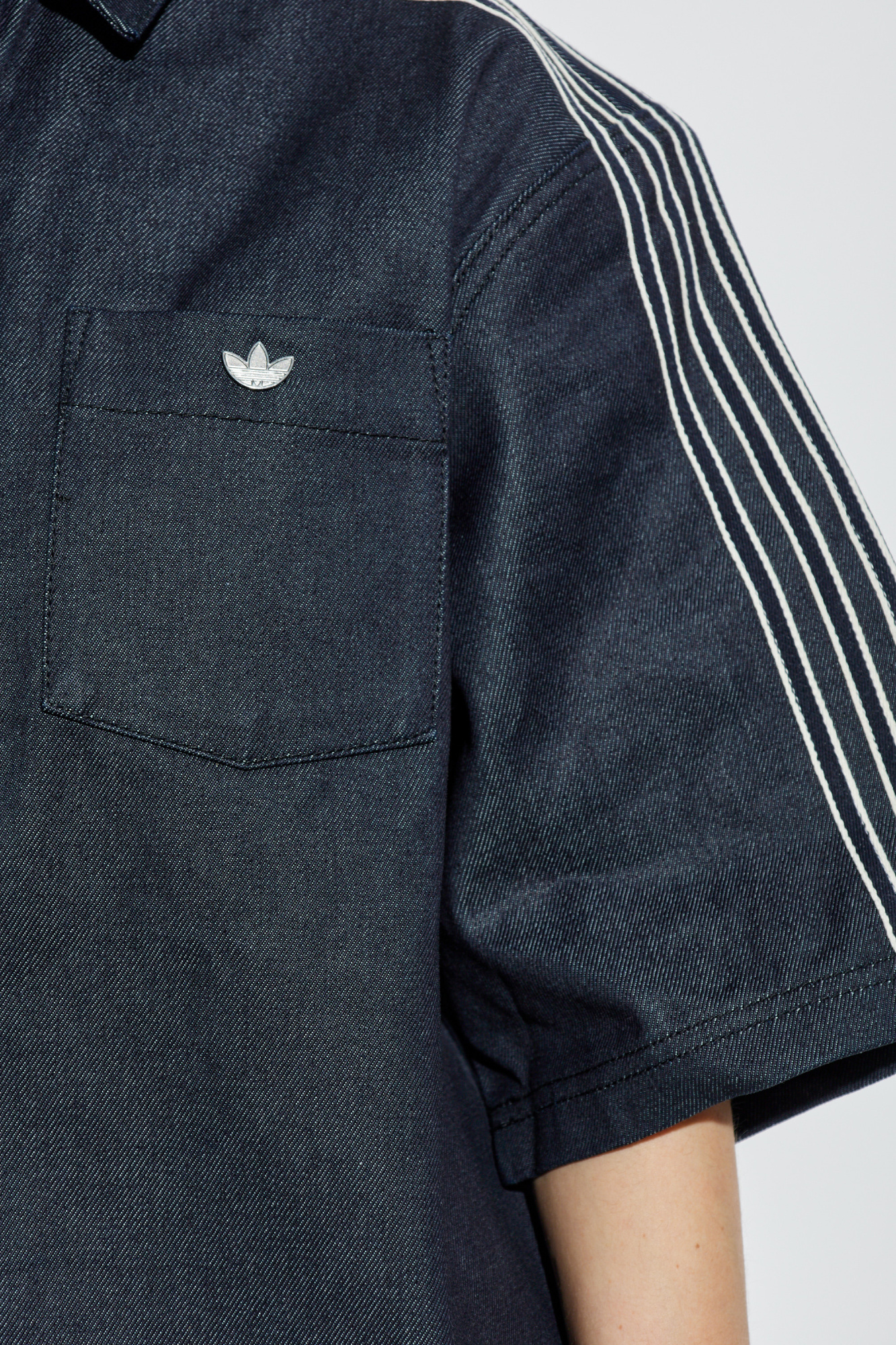 【adidas】DENIM SHORT SLEEVE SHIRT★デニム半袖シャツ★BLACK アディダス デニム半袖シャツ - ブルー | アディダス ジャパン